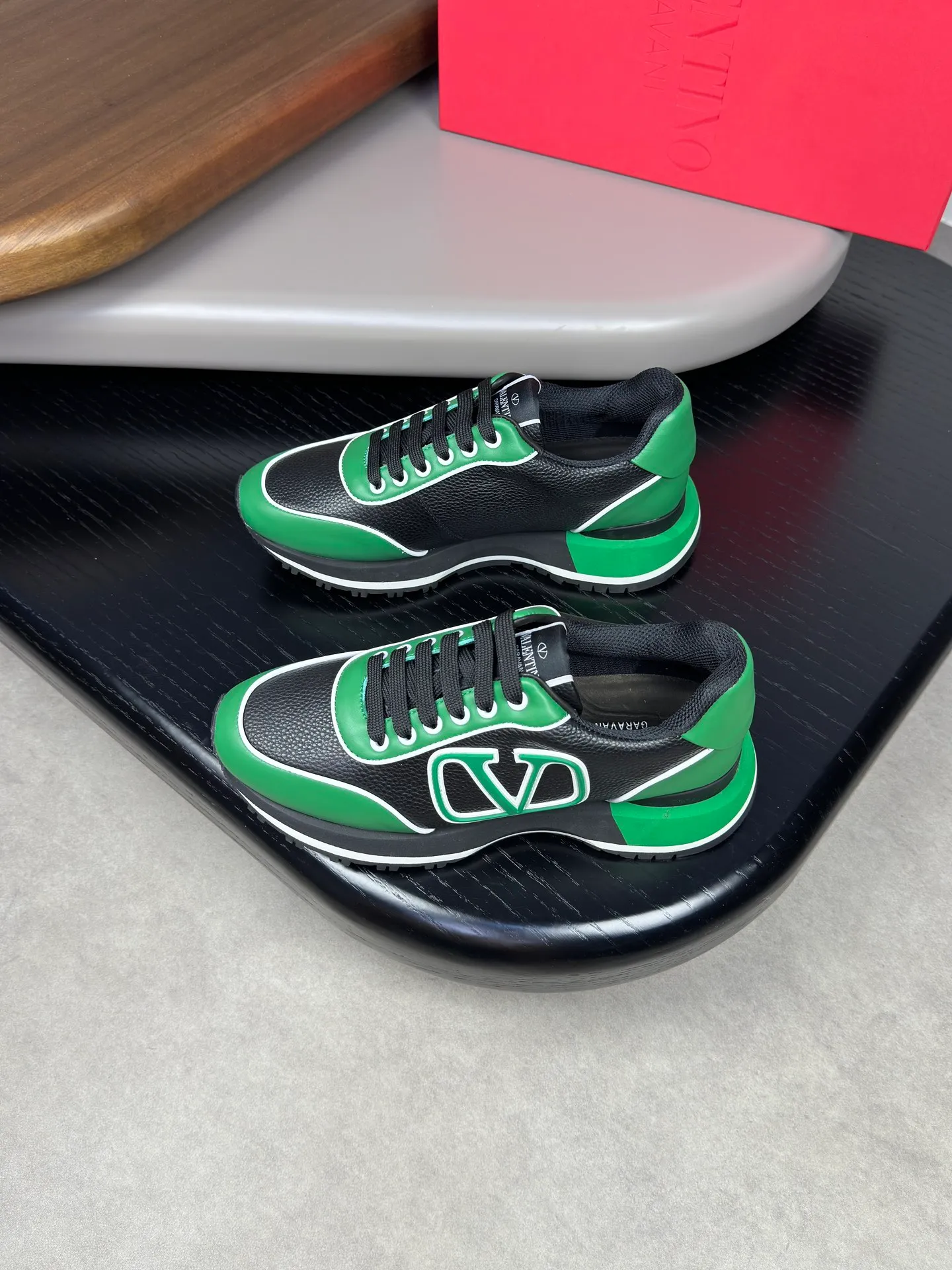 [VALENTINO] Valentino men's shoes 💰500💰 - High-end quality original order - Upper: 🔝 Nappa calf leather, tumbled calf leather, sewn brand plastic totem - Lining: brand mesh canvas, foot pad; water-dyed cow leather - Outsole: multi-color wear-resistant velvet·rubber; combined molded outsole -Super high quality control·Fine workmanship: highlighted (high-end·luxury·grade) -Size :38-44 (45 can be customized)·3300